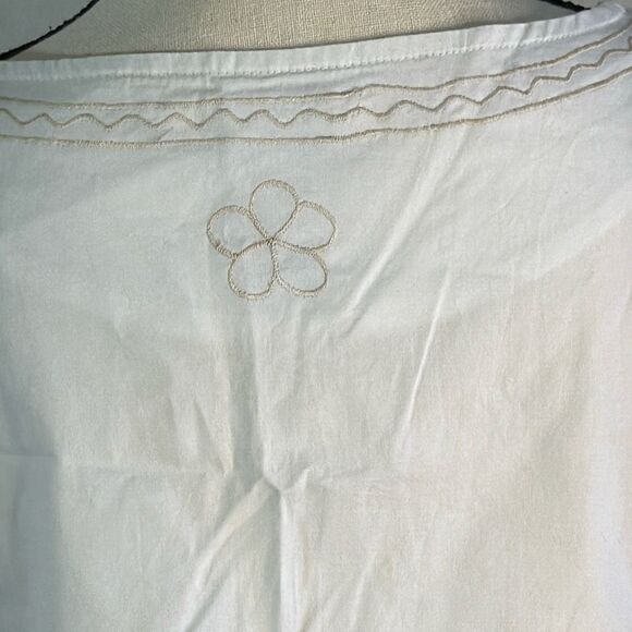 Kuhl while sleeveless top with cream floral embroidery - Picture 5 of 9